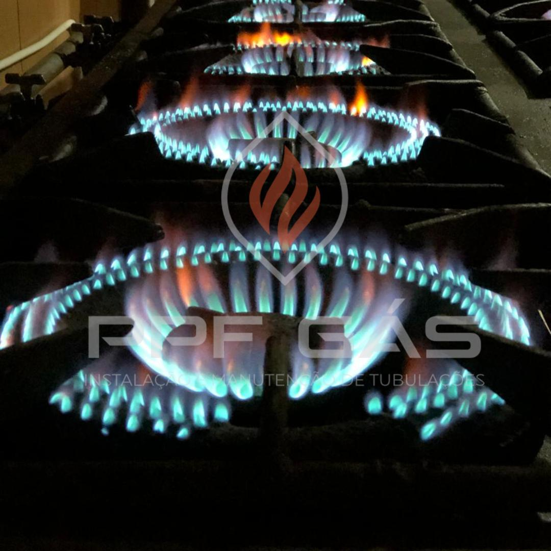 Instalação de fogão a gás com chamas azuis